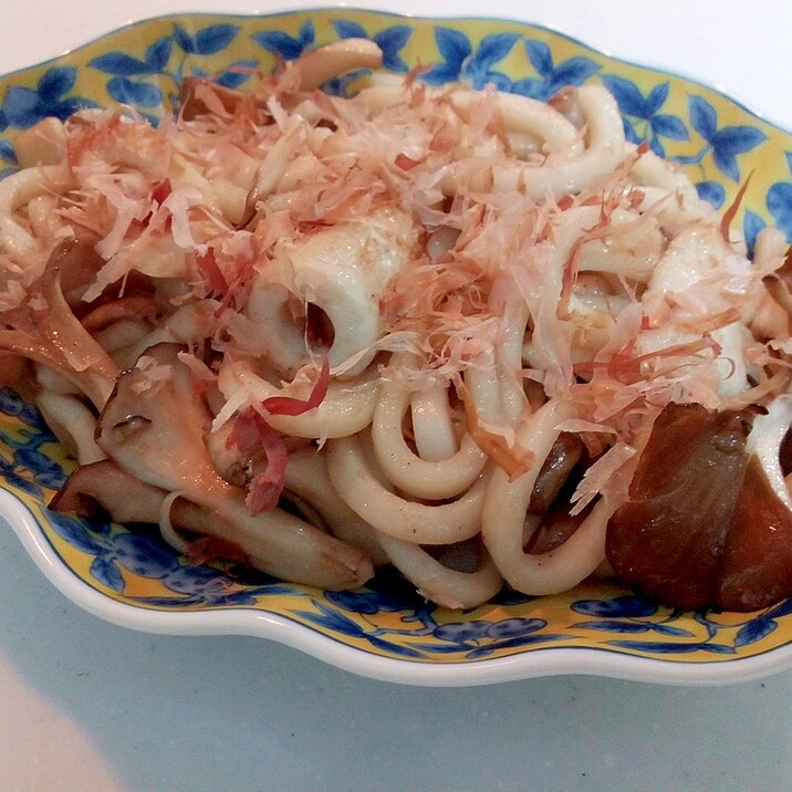 追いがつおつゆで　竹輪と舞茸の焼うどん